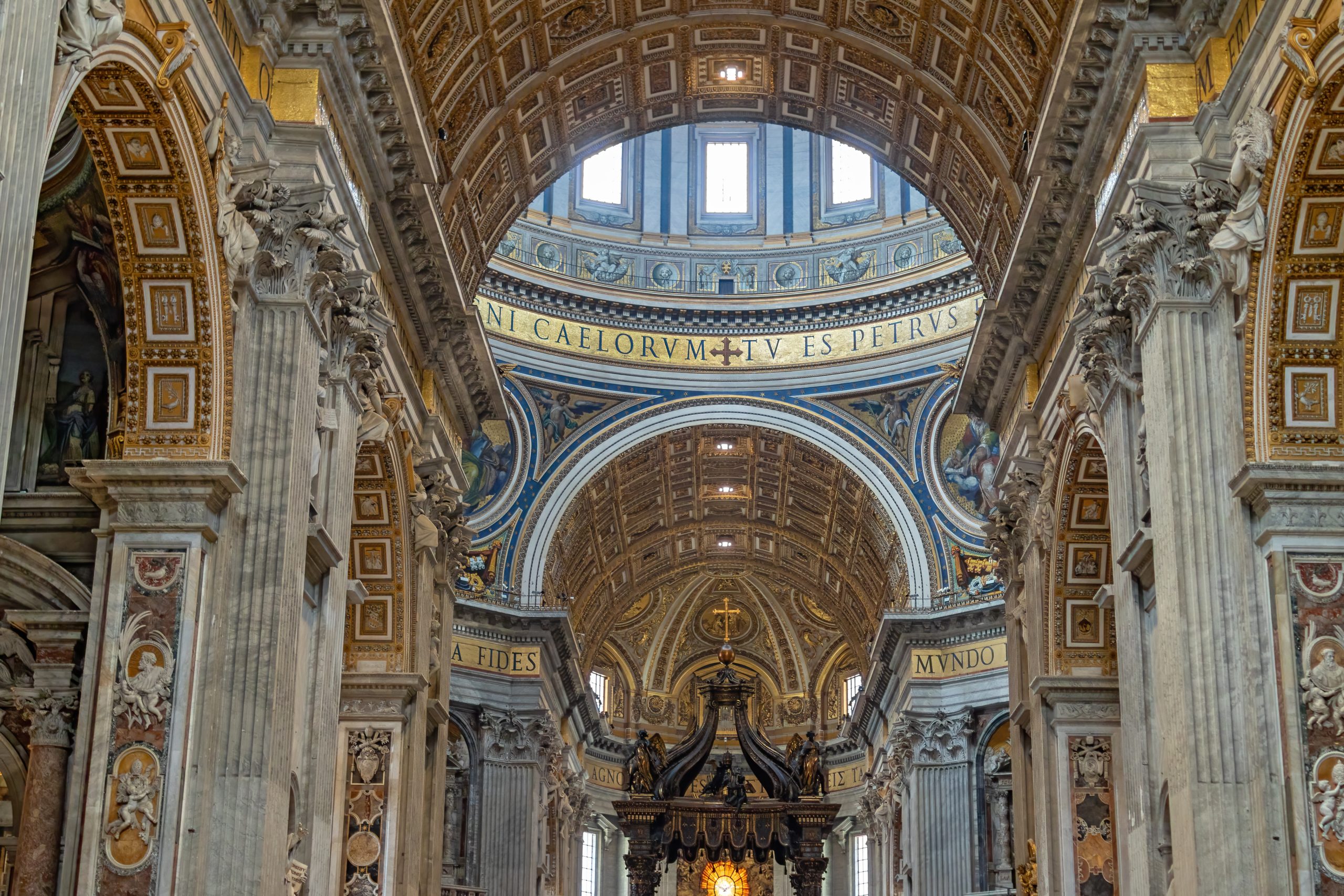 Inne i Peterskirken, vi ser gull og flotte takmalerier.