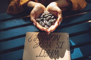 To hender fylt små steiner med tall på